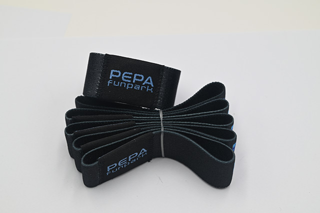 與條形碼掃描類似,RFID腕帶電子標簽有一套完整的使用系統 與條形碼掃描類似,RFID腕帶電子標簽有一套完整的使用系統