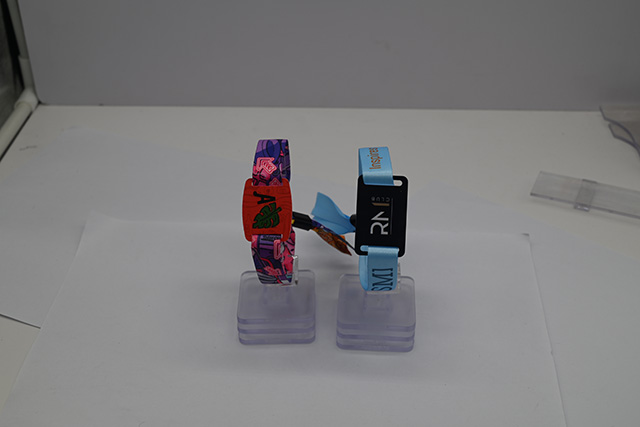 小區(qū)門禁卡怎樣定制并且授權開門呢？